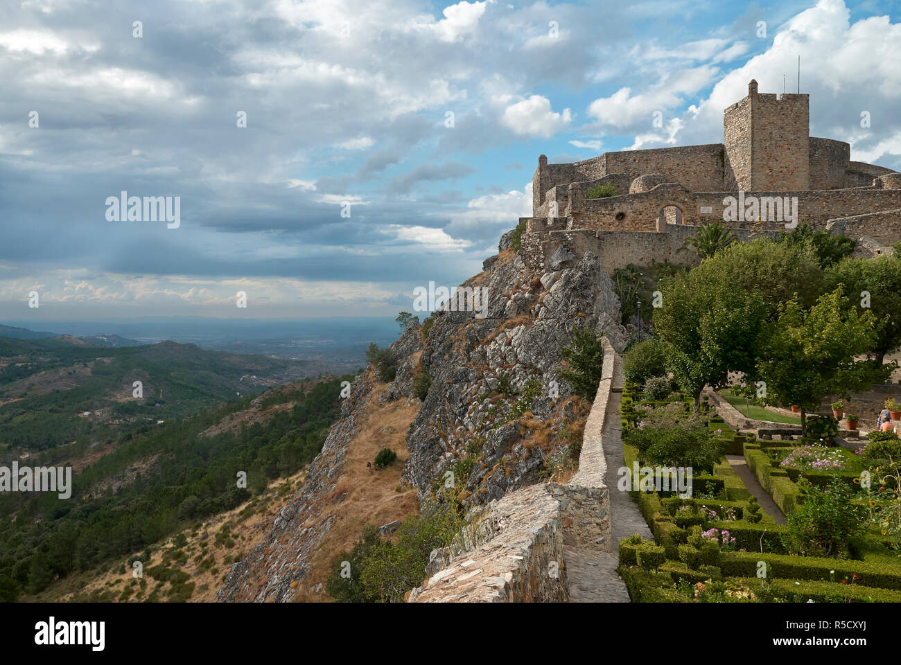 Burg auf dem Gipfel des Berges Stockfoto