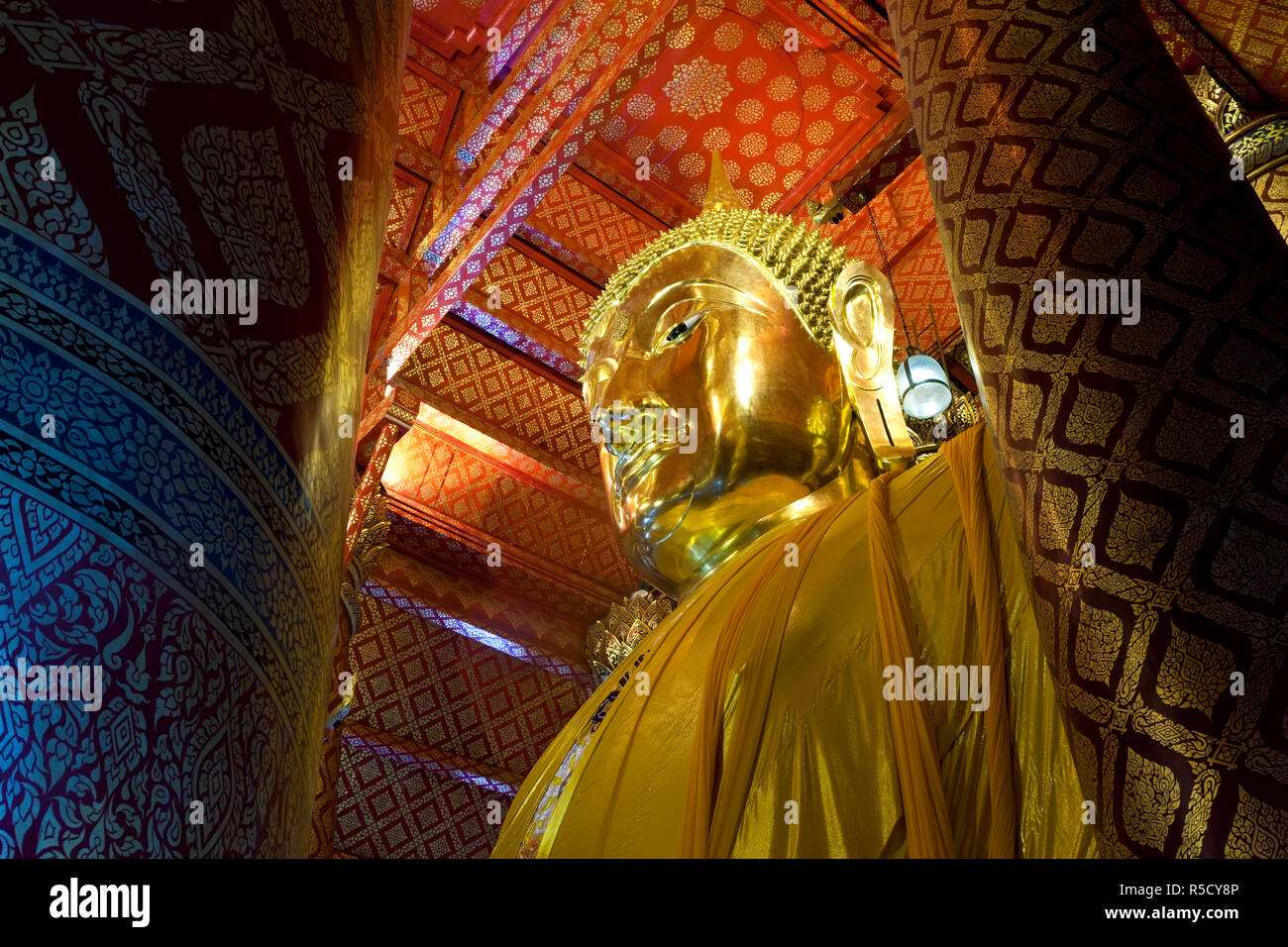 Sitzender Buddha im Wat Phra Chao Phanan Choeng, Ayutthaya, Thailand Stockfoto