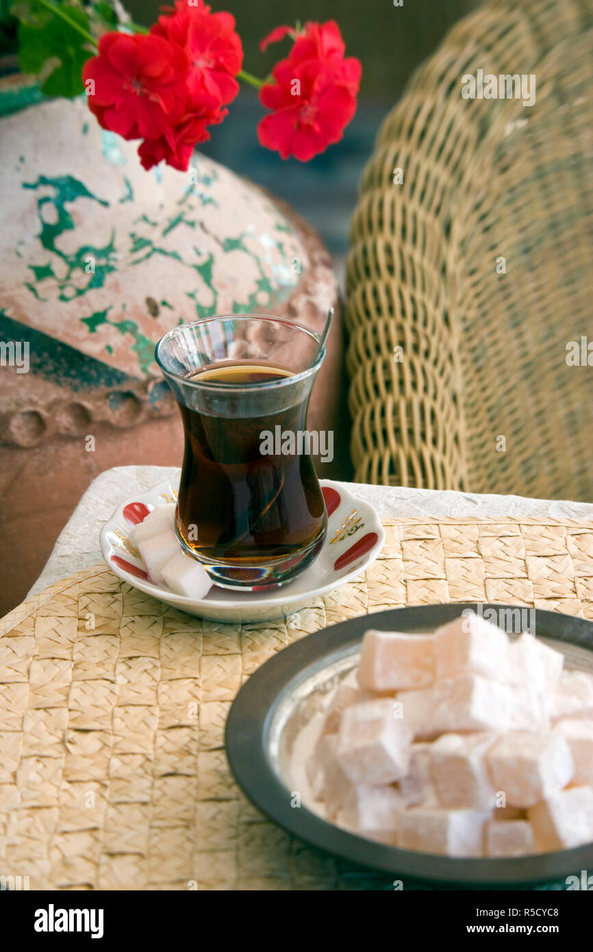 Bei einem Glas türkischen Tee und Schüssel von Turkish Delight Stockfoto