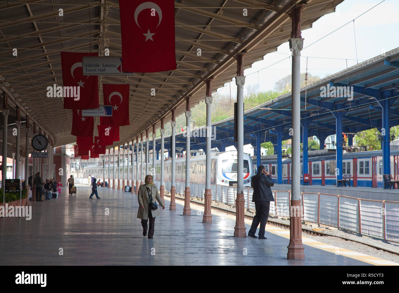 Istanbul bahnhof -Fotos und -Bildmaterial in hoher Auflösung – Alamy
