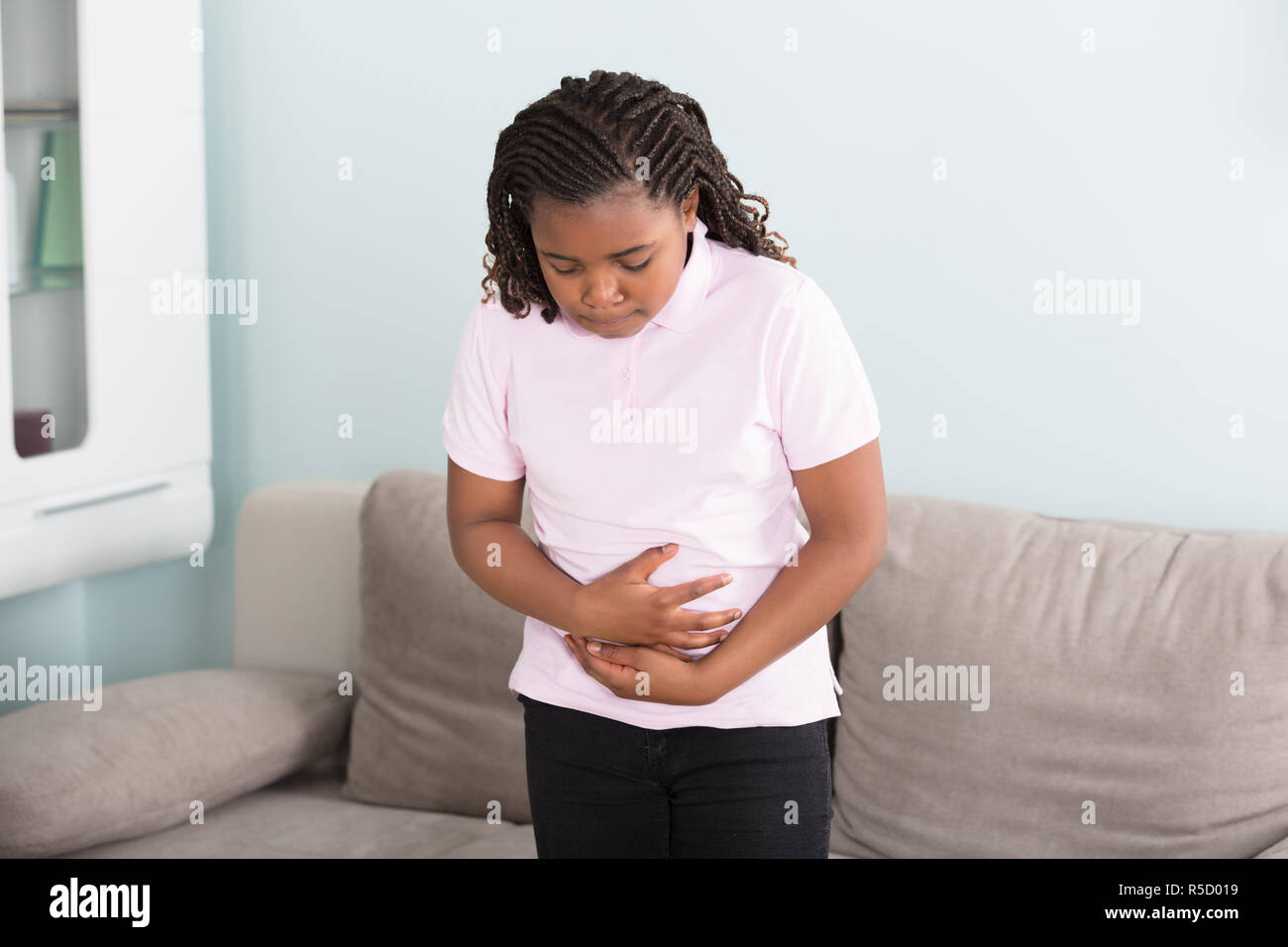 Mädchen leidet von Magenschmerzen Stockfoto