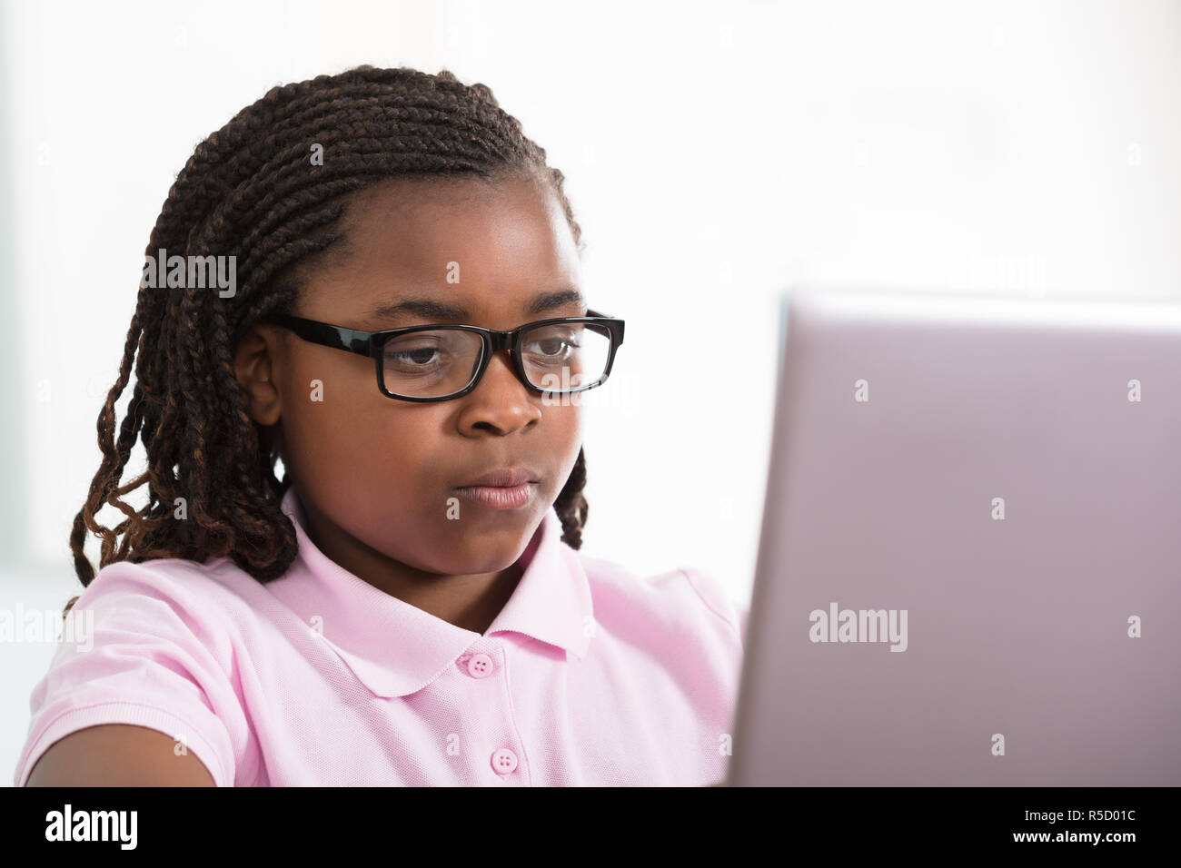 Mädchen am Laptop Suchen Stockfoto