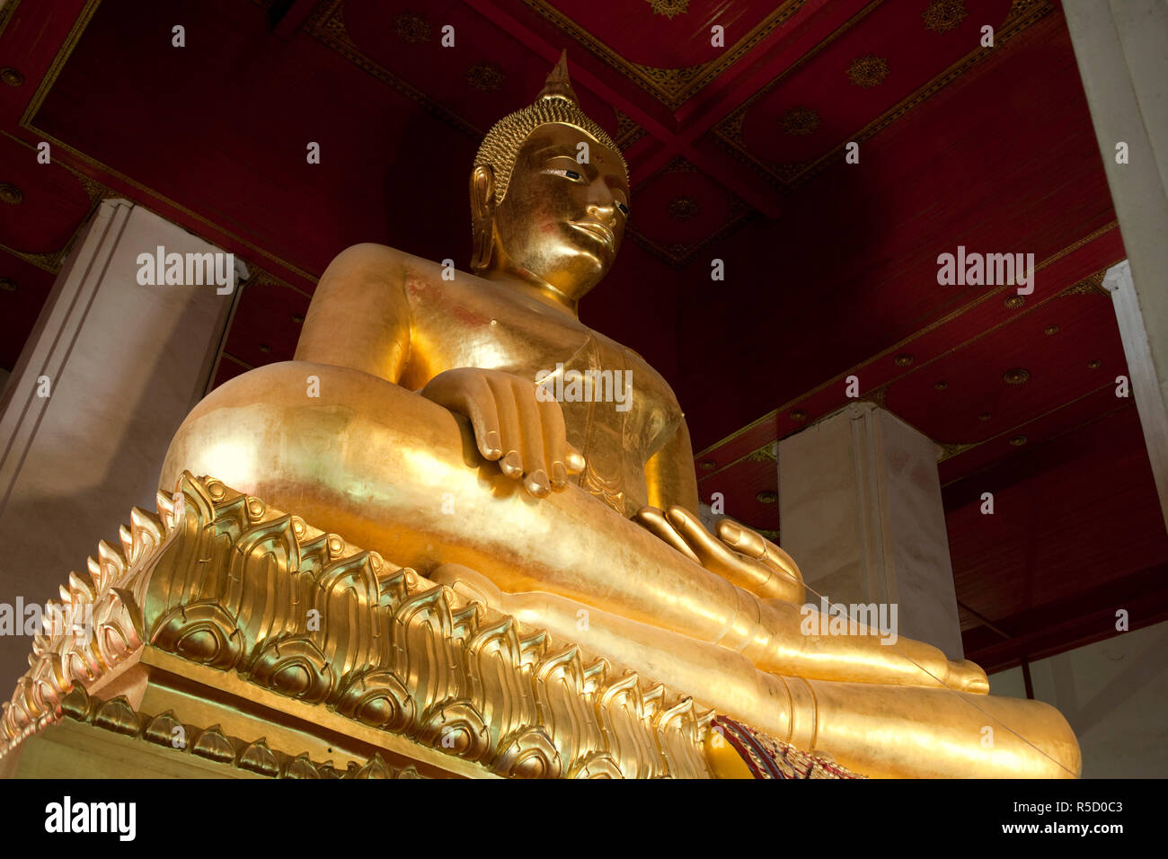 Thailand, Ayutthaya, Ayutthaya Historical Park, Buddha-Statue im Wat Phra Mongkons Bophit Stockfoto