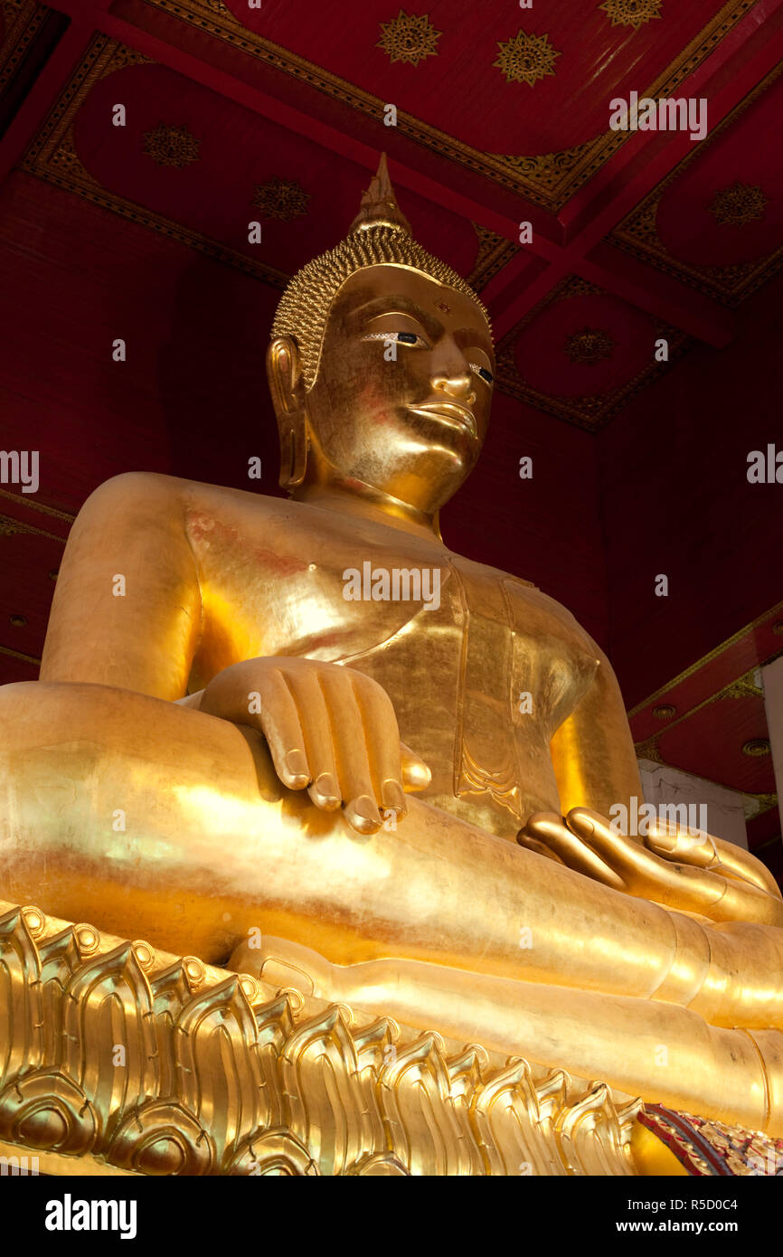 Thailand, Ayutthaya, Ayutthaya Historical Park, Buddha-Statue im Wat Phra Mongkons Bophit Stockfoto
