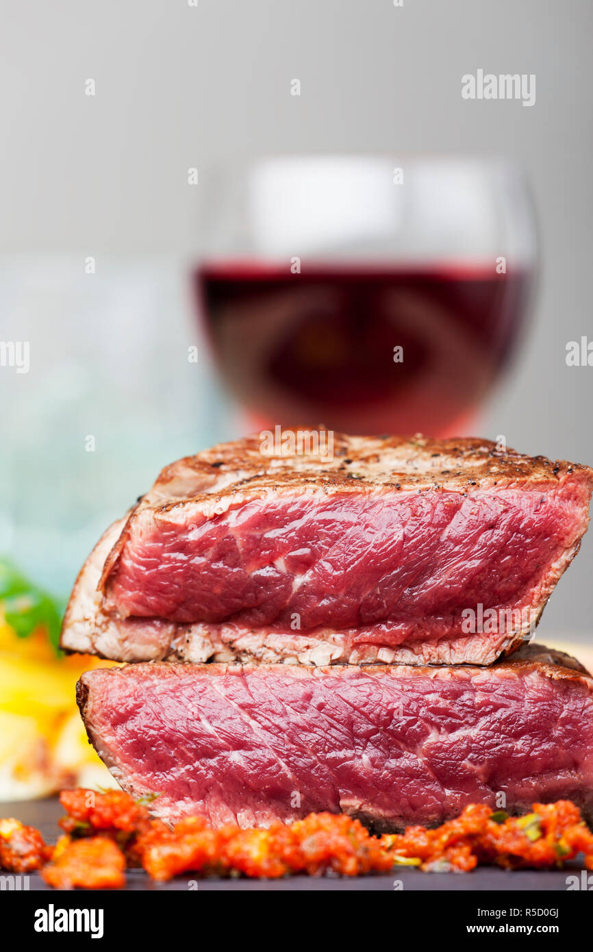 Steak mit Rotwein Stockfoto