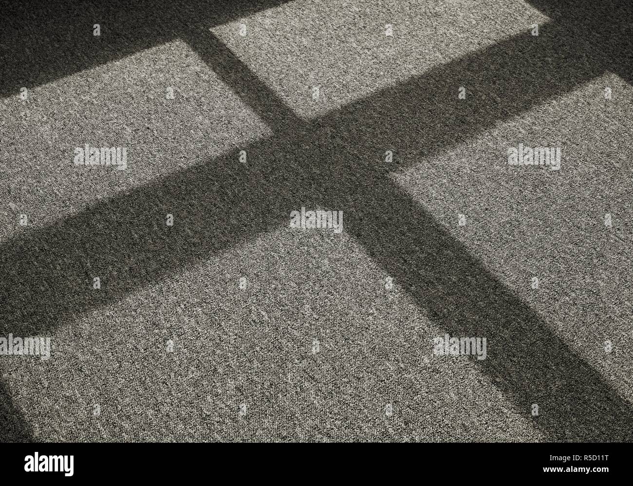 Schatten auf einem Teppich boden vor einem Fenster Stockfoto