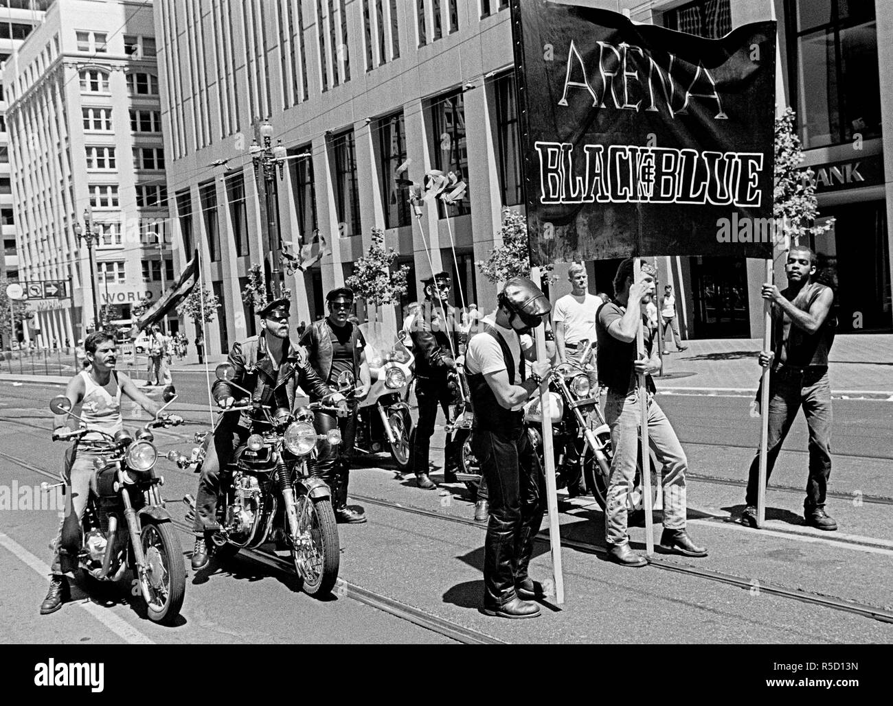 Arena Schwarz und Blau Banner in der Gay Pride Parade in San Francisco, im Juni 1978 Stockfoto