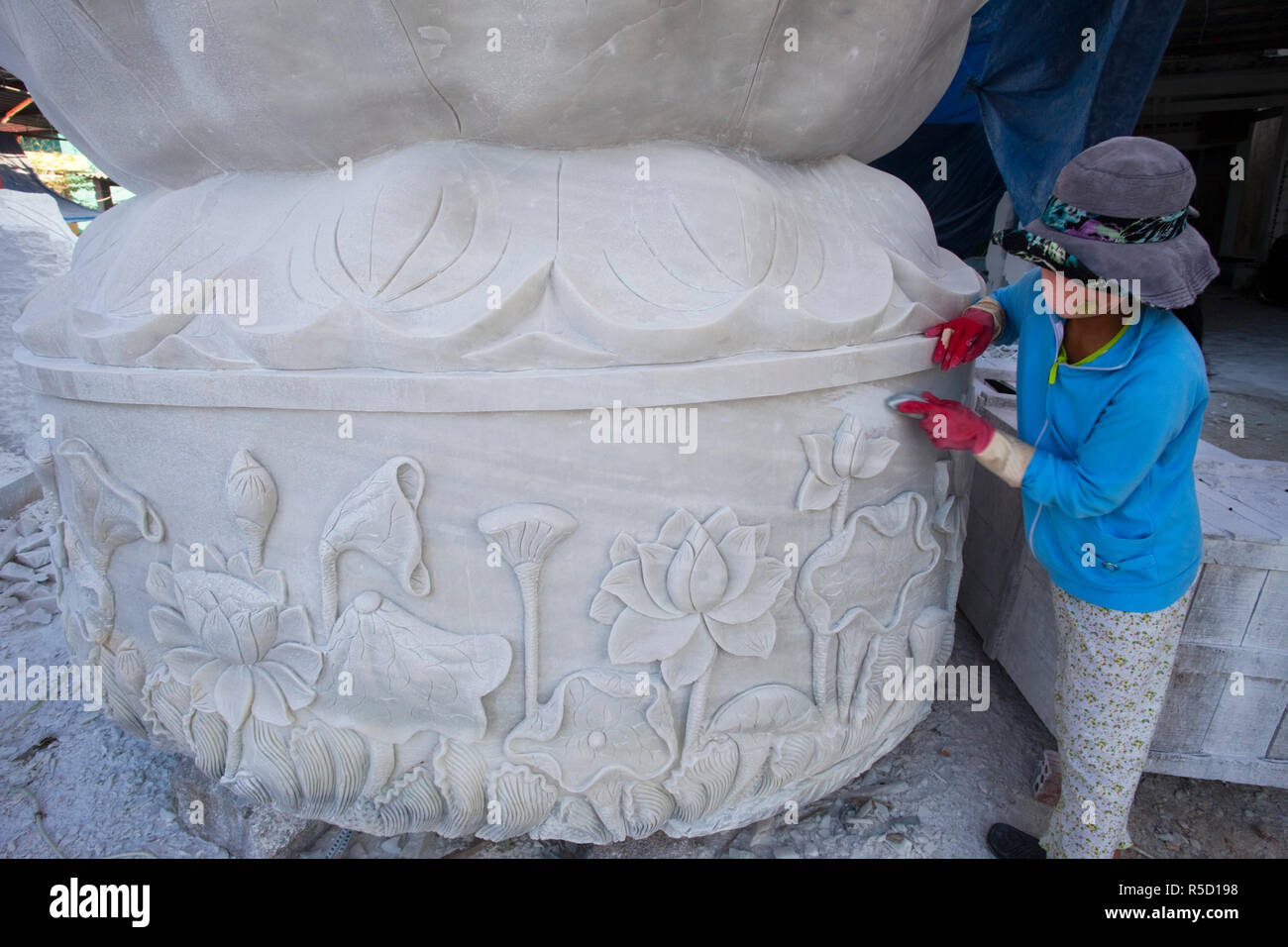 Vietnam, Hoi An, Marble Mountain, weibliche Arbeitnehmer Schleifen Marmor statue Stockfoto