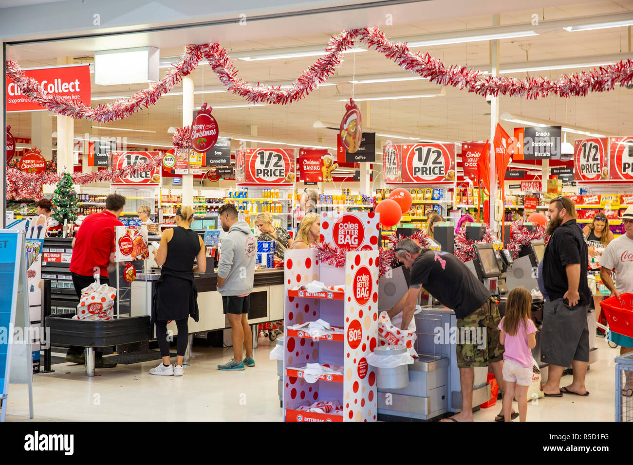 Kunden kaufen Weihnachtseinkäufe auf Selbstbedienung und Mitarbeiter bezahlen für ihre Lebensmittel, Coles Supermarkt in Australien Stockfoto