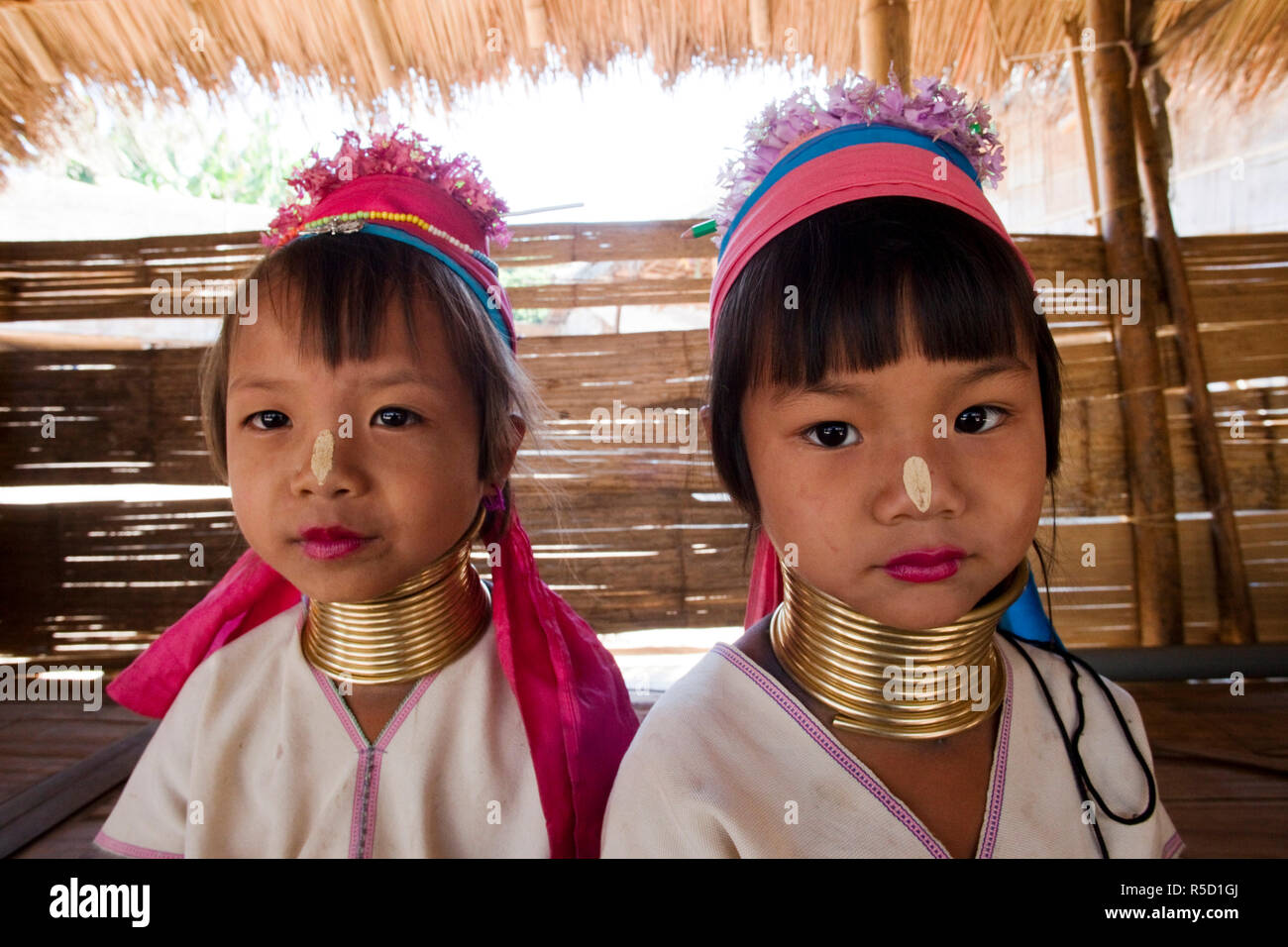 Thailand, Goldenes Dreieck, Chiang Mai, lange Hals Karen Hilltribe, lange Hals Kinder Stockfoto
