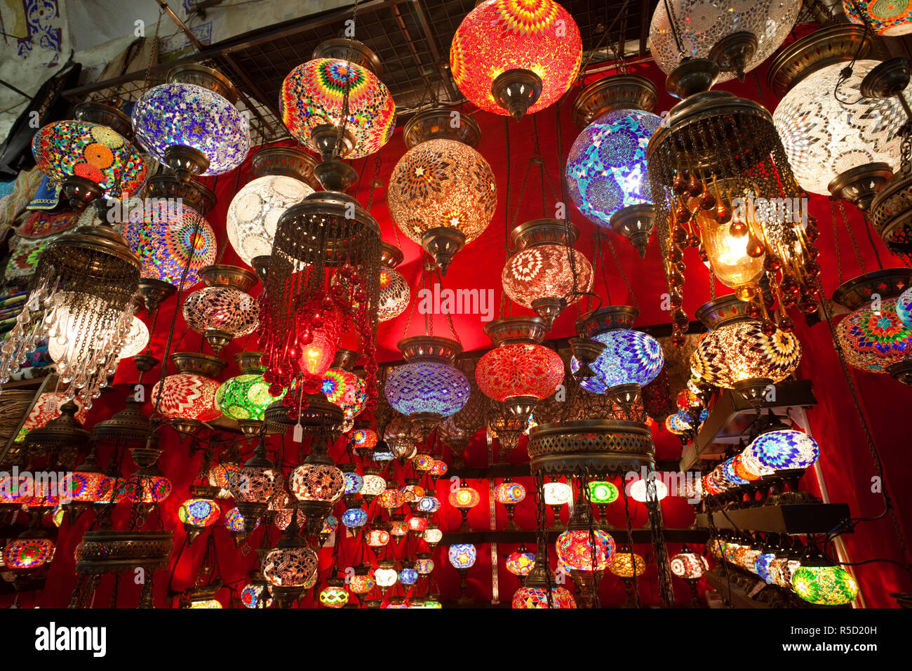 Türkei, Istanbul, Sultanahmet, Basar, Schaufenster Glas Lampe Stockfoto