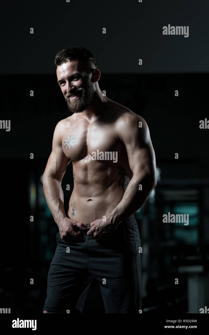 Portrait eines jungen Fit körperlich Mann zeigen, dass seine gut ...