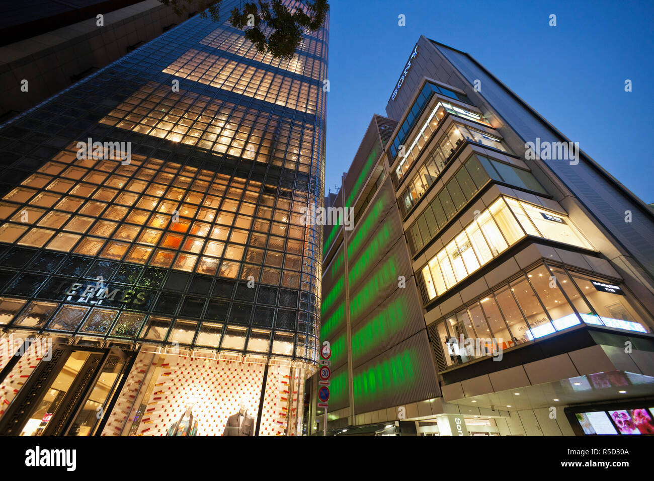 Japan, Tokio, Ginza, Maison Hermes Store und Sony Building Stockfoto