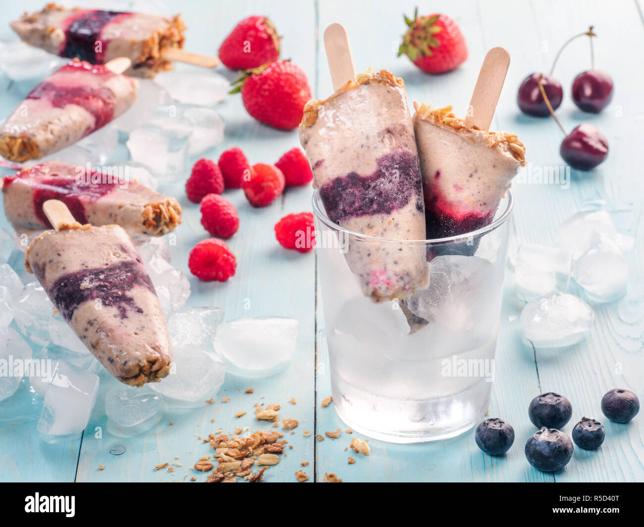 Eis am Stiel mit Früchten, Müsli und Chia Samen Stockfoto