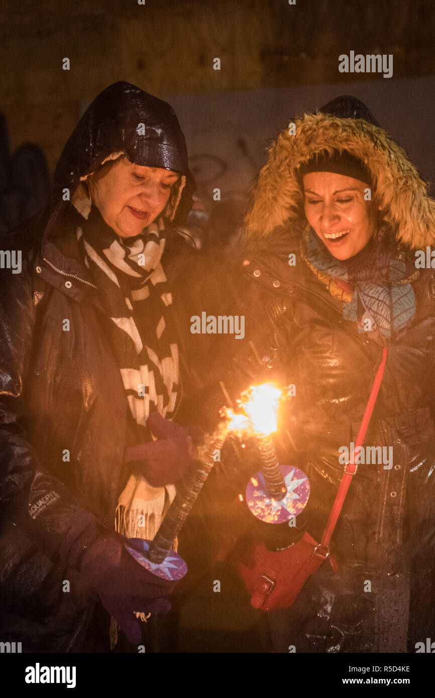 Glasgow, Schottland, Großbritannien. 30 Nov, 2018. Glasgow's West End Festival third torchlight St. Andrew's Day Parade begann im Trockenen an der Glasgow Botanic Gardens. Ein später sehr schwere Dusche kann ein paar Fackeln gelöscht haben, aber nicht Geister dämpfen als die Parade machte es seinen Weg durch West End von Glasgow zu Kelvingrove Art Gallery und Museum Credit: Kay Roxby/Alamy leben Nachrichten Stockfoto