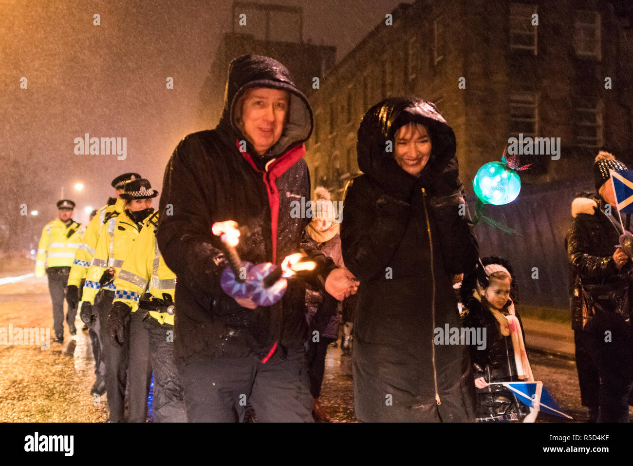 Glasgow, Schottland, Großbritannien. 30 Nov, 2018. Glasgow's West End Festival third torchlight St. Andrew's Day Parade begann im Trockenen an der Glasgow Botanic Gardens. Ein später sehr schwere Dusche kann ein paar Fackeln gelöscht haben, aber nicht Geister dämpfen als die Parade machte es seinen Weg durch West End von Glasgow zu Kelvingrove Art Gallery und Museum Credit: Kay Roxby/Alamy leben Nachrichten Stockfoto