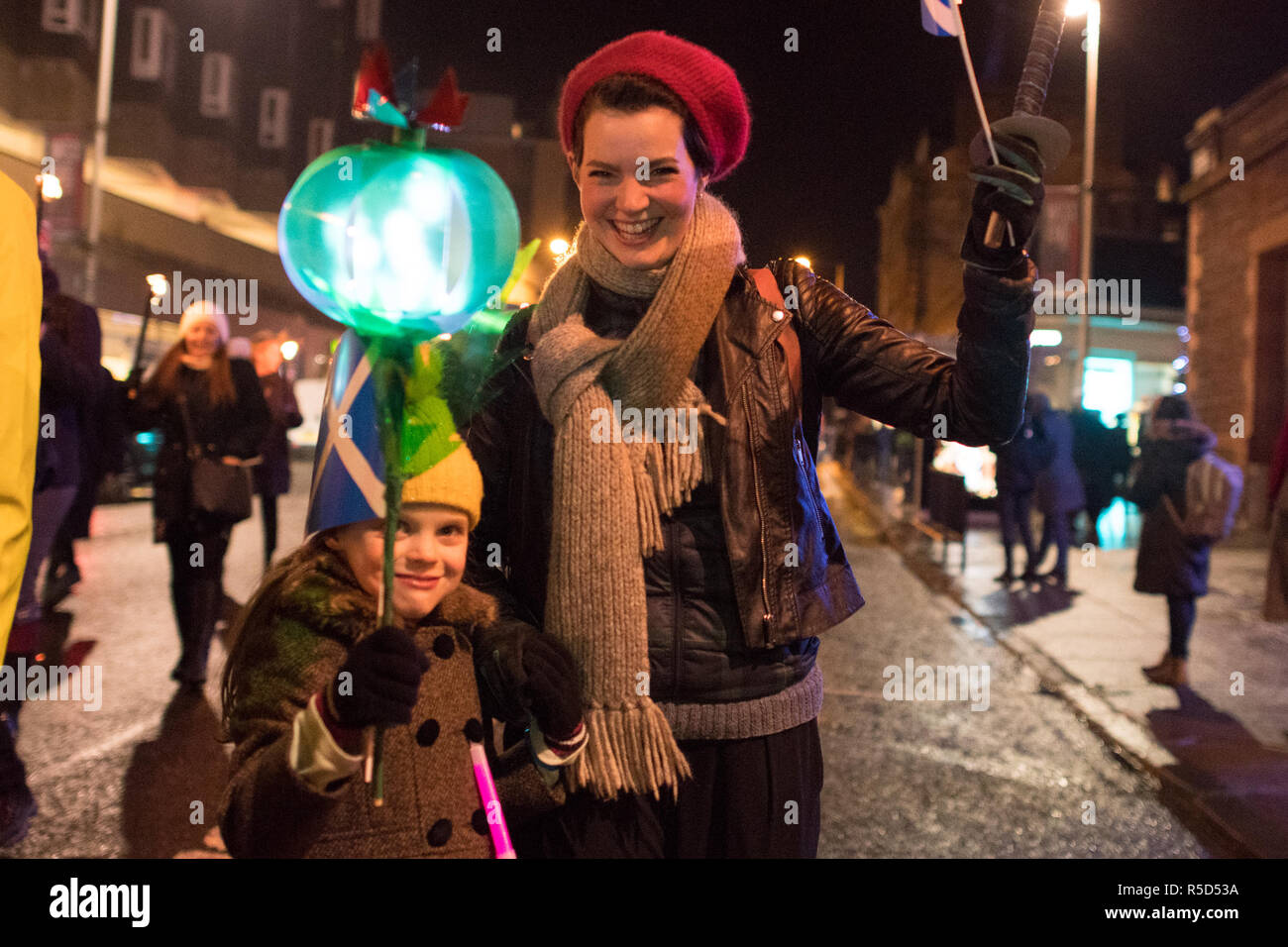 Glasgow, Schottland, Großbritannien - 30 November 2018: Glasgow's Third torchlight St. Andrew's Day Parade teil des West End Festival im Trockenen an der Glasgow Botanic Gardens. Ein später sehr schwere Dusche kann ein paar Fackeln gelöscht haben, aber nicht Geister dämpfen als die Parade machte es seinen Weg durch West End von Glasgow zu Kelvingrove Art Gallery und Museum Stockfoto