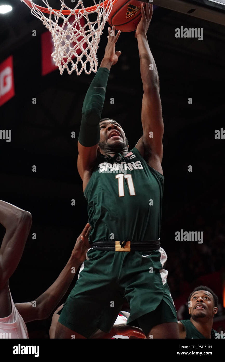 Piscataway, New Jersey, USA. 30 Nov, 2018. Michigan State Spartans, AARON HENRY (11) Laufwerke an den Korb gegen Rutgers in einem Spiel an der Rutgers Athletic Center. Quelle: Joel Plummer/ZUMA Draht/Alamy leben Nachrichten Stockfoto