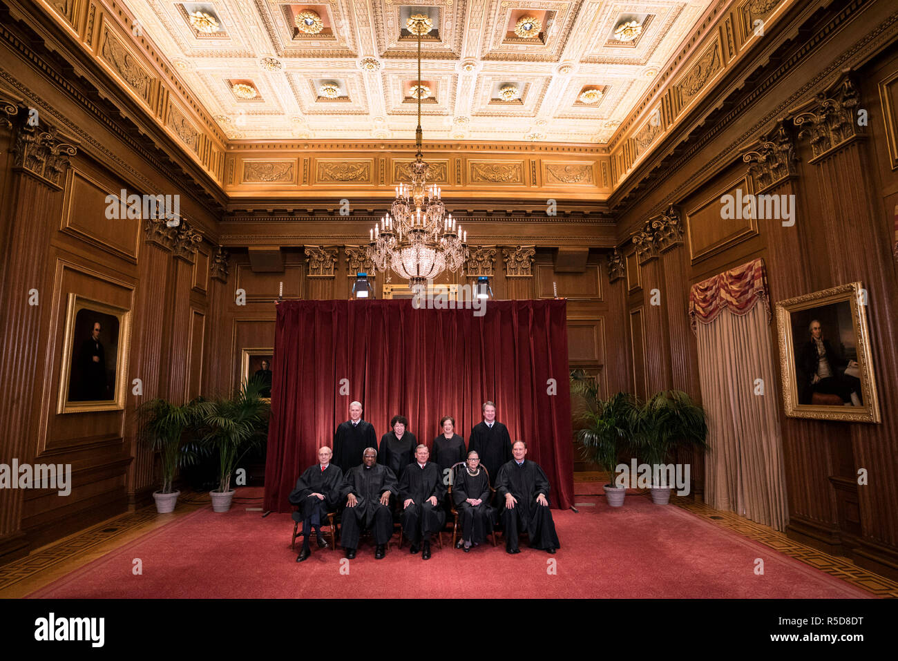 Die Richter des Supreme Court darstellen für Ihre offizielle Gruppenportrait in der Oberste Gerichtshof am 30. November 2018 in Washington, DC, sitzend von links: Associate Justice Stephen Breyer, Associate Justice Clarence Thomas, Chief Justice John G. Roberts, Associate Gerechtigkeit Ruth Bader Ginsburg und Associate Justice Samuel Alito, Jr. Hinter von Links: Zuordnen von Gerechtigkeit Neil Gorsuch, Associate Justice Sonia Sotomayor, Associate Justice Elena Kagan und Associate Justice Brett M. Kavanaugh. Credit: Kevin Dietsch/Pool über CNP | Verwendung weltweit Stockfoto