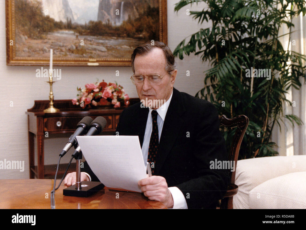 *** Foto *** George H.W. Bush ist Vergangen United States Präsident George H.W. Bush eine Rede an die Nation durch Radio aus dem Weißen Haus in Washington, DC am 5. Januar 1991. Obligatorische Credit: Carol T. Befugnisse/White House über CNP/MediaPunch Credit: MediaPunch Inc/Alamy leben Nachrichten Stockfoto