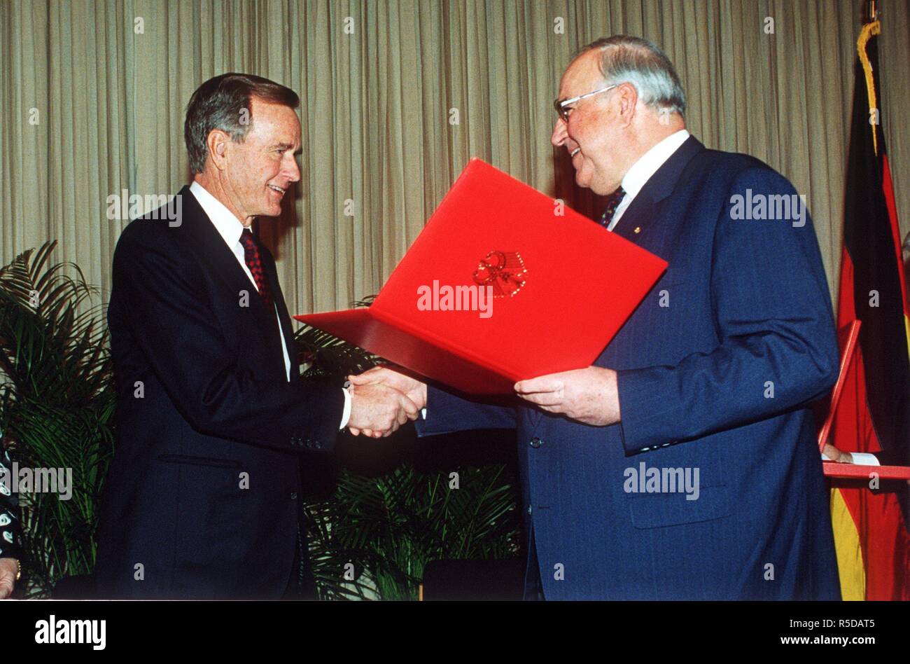 Archiv - Der deutsche Bundeskanzler Helmut Kohl (CDU, R) entspricht den früheren amerikanischen Präsidenten George Bush ihn mit dem höchsten Verdienstorden der Bundesrepublik Deutschland in Washington, DC, USA, 30. Januar 1994 zu präsentieren. Der frühere deutsche Bundeskanzler Helmut Kohl starb im Alter von 87 am 16. Juni. Die news mit der Deutschen Presse Agentur durch Kohls Anwalt Holthoff-Pfoertner geteilt. Foto: Martin Gerten/dpa | Verwendung weltweit Stockfoto