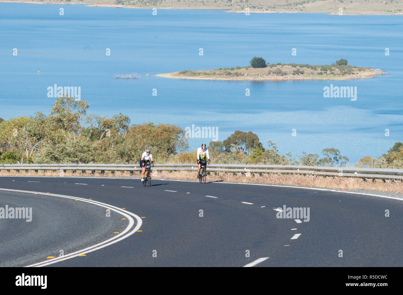 Osten Jindabyne, Australien - 1. Dezember 2018: Zwei Radfahrer zusammen, während eine ansteigende Abschnitt Credit: Blau Pebble/Alamy leben Nachrichten Stockfoto