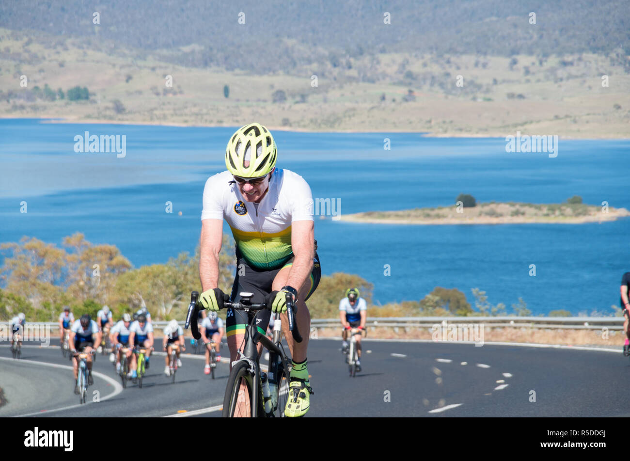 Osten Jindabyne, Australien - 1. Dezember 2018: die Gruppe der Radfahrer reiten ein Abschnitt, auf einem Hügel neben dem Lake Jindabyne Credit: Blau Pebble/Alamy leben Nachrichten Stockfoto