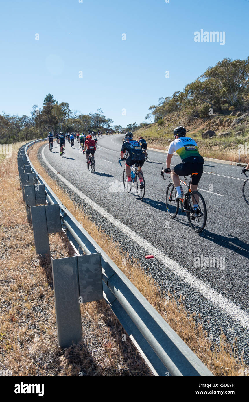 Osten Jindabyne, Australien - 1. Dezember 2018: die Gruppe der Radfahrer reiten ein Abschnitt, auf einem Hügel neben dem Lake Jindabyne Credit: Blau Pebble/Alamy leben Nachrichten Stockfoto