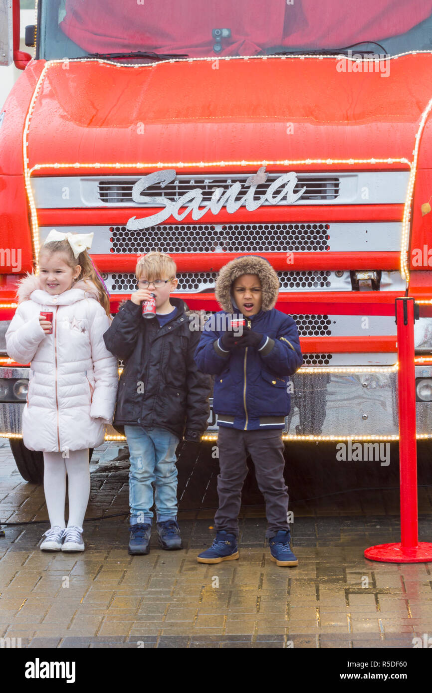 Bournemouth, Dorset, Großbritannien. Dezember 2018. Sie wissen, dass es Weihnachten ist, wenn der Coca Cola Truck in der Stadt ankommt. Trotz des nassen, miserablen Wetters stehen die Massen an, um ihre Fotos mit dem LKW zu machen und für ihre kostenlose Dose zu trinken. Der Weihnachts-Coca-Cola-LKW kommt am Pier Approach, Bournemouth, als Teil seiner Feiertage kommen Weihnachtskampagne festliche Tour besucht Orte im ganzen Land. Quelle: Carolyn Jenkins/Alamy Live News Stockfoto
