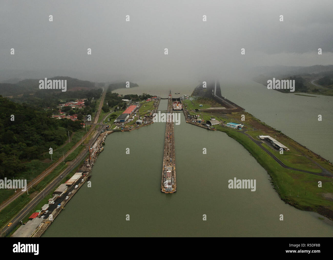 Panama City. 18. November 2018. Luftaufnahme auf Nov. 18, 2018 zeigt die Pedro Miguel Schleusen des Panamakanals in Panama. Als 'goldenen Wasserstraße' verbindet den Atlantik mit dem Pazifik, der Panama Kanal hat auch eine Brücke, Panama Verknüpfung mit China. Credit: Mauricio Valenzuela/Xinhua/Alamy leben Nachrichten Stockfoto