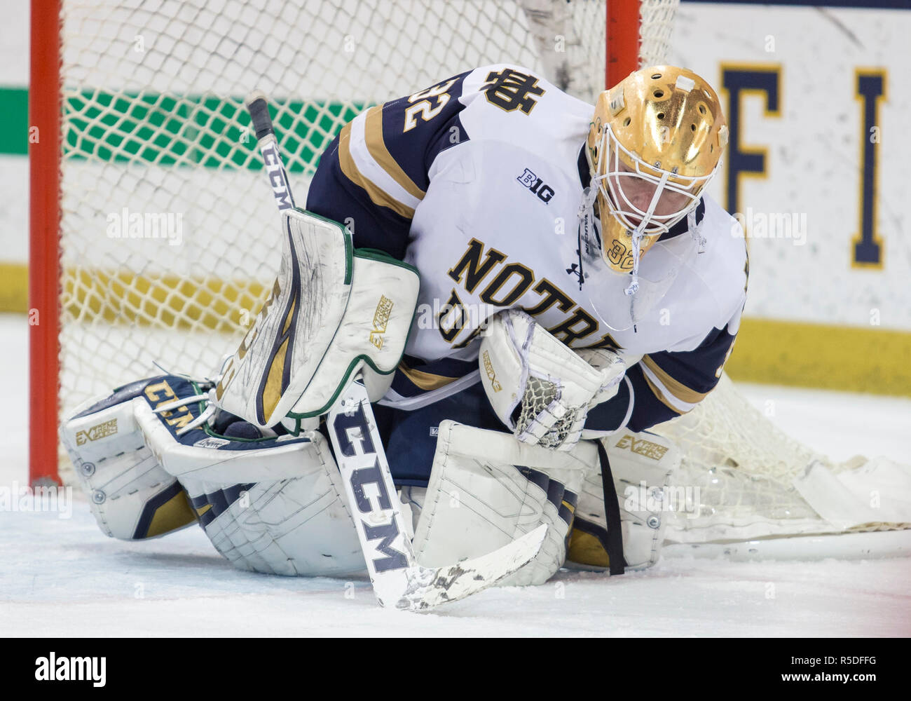 South Bend, Indiana, USA. 30. November 2018. Notre Dame Torwart Cale Morris (32) während der NCAA Hockey Game Aktion zwischen den Notre Dame Fighting Irish und die RPI Ingenieure von Compton Familie Ice Arena in South Bend, Indiana. Notre Dame besiegte RPI 5-1. Johann Mersits/CSM/Alamy leben Nachrichten Stockfoto