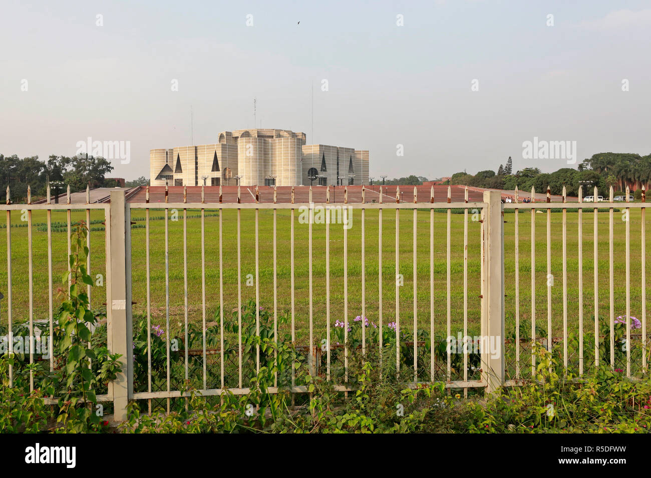 Dhaka, Bangladesch, den 1. Dezember 2018. Bangladesh National Parliament House, Sher-e-Bangla Nagar in Dhaka. Entworfen vom Architekten der Yale University Professor Louis Kahn, die Anlage ist die größte legislative Komplexe in der Welt. Credit: SK Hasan Ali/Alamy leben Nachrichten Stockfoto