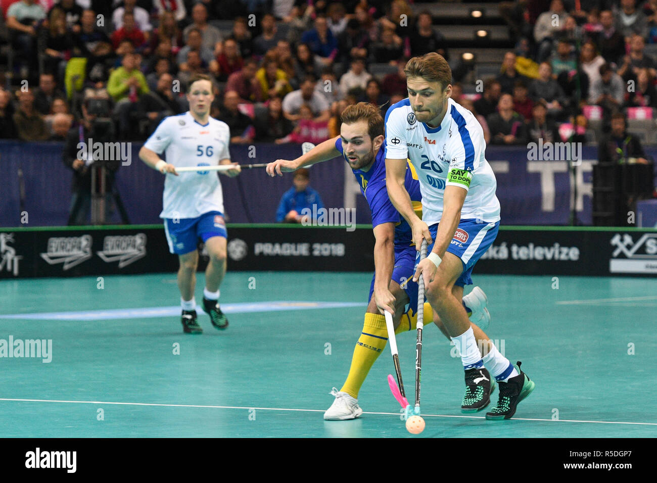 Prag, Tschechische Republik. 1. Dezember, 2018. L.R Kasper Hedlund (SWE) und Nico Salo (FIN) in Aktion während der Männer Unihockey Weltmeisterschaften, Gruppe B Spiel Finnland vs Schweden, in Prag, Tschechische Republik, am Samstag, dem 1. Dezember 2018. Quelle: Michal Kamaryt/CTK Photo/Alamy leben Nachrichten Stockfoto