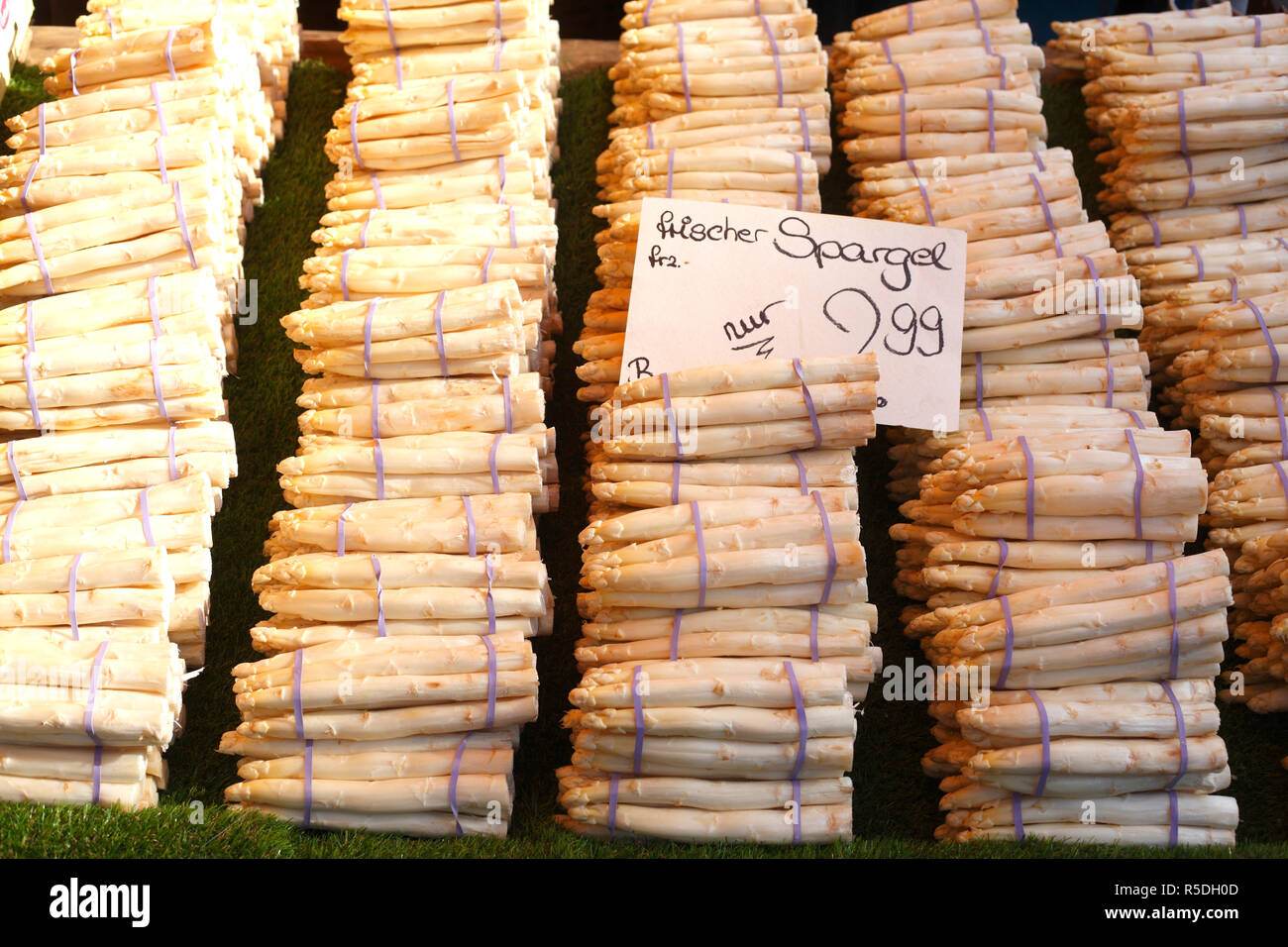 Frische französische Spargel auf einem Marktstand Stockfoto