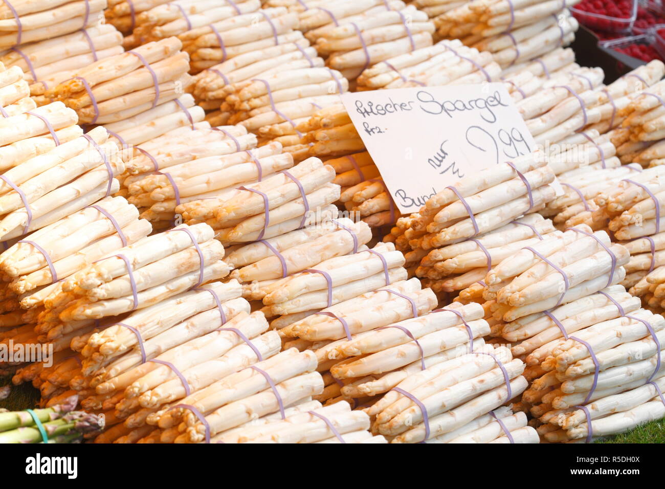 Frische französische Spargel auf einem Marktstand Stockfoto