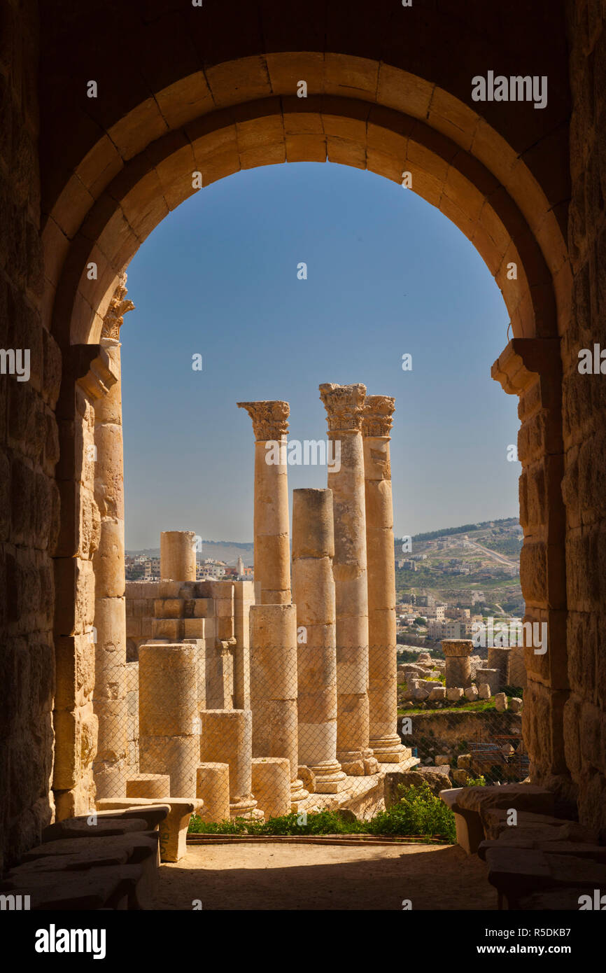 Jordan, Jerash, Übersicht der Römerzeit Stadt Ruinen, Spalten Stockfoto