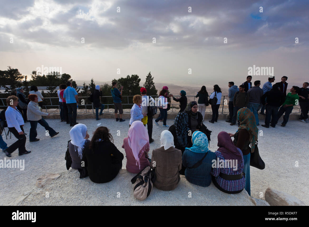 Jordanien, Kings Highway, Mt. Nebo, Touristen am Aussichtspunkt Stockfoto