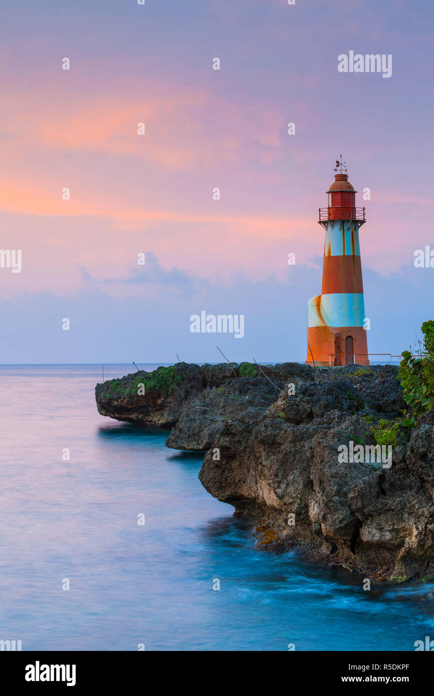 Torheit Point Lighthouse illuminted bei Dämmerung, Port Antonio, Portland Parish, Jamaika, Karibik Stockfoto