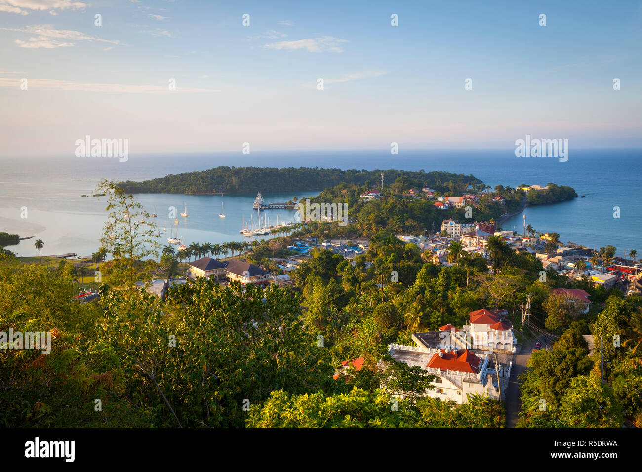 Erhöhten Blick auf Port Antonio & Navy Island, Portland Parish, Jamaika, Karibik Stockfoto