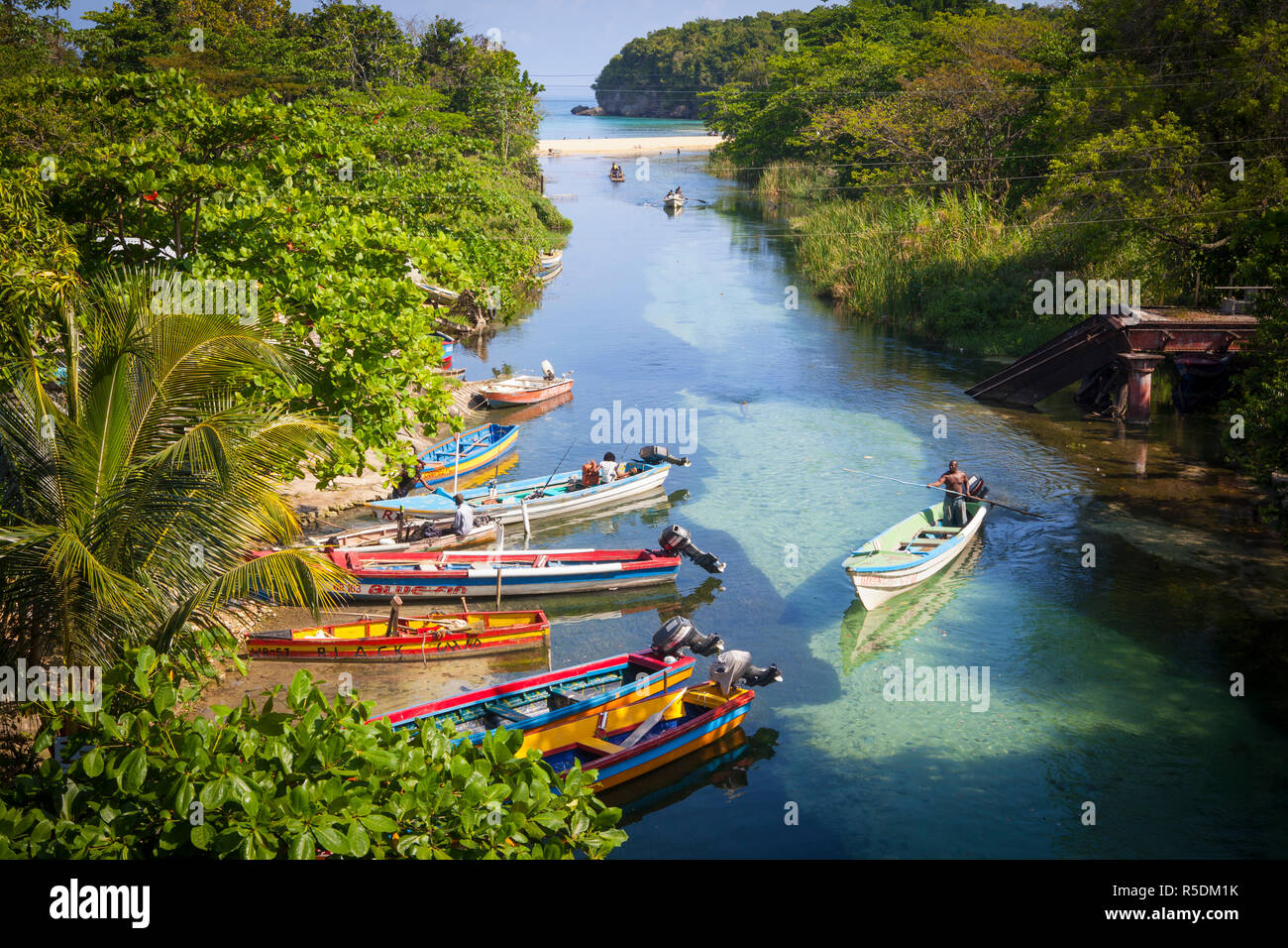 Bunte Fischerboote auf White River, Ocho Rios, St. Ann Parish, Jamaika, Karibik Stockfoto