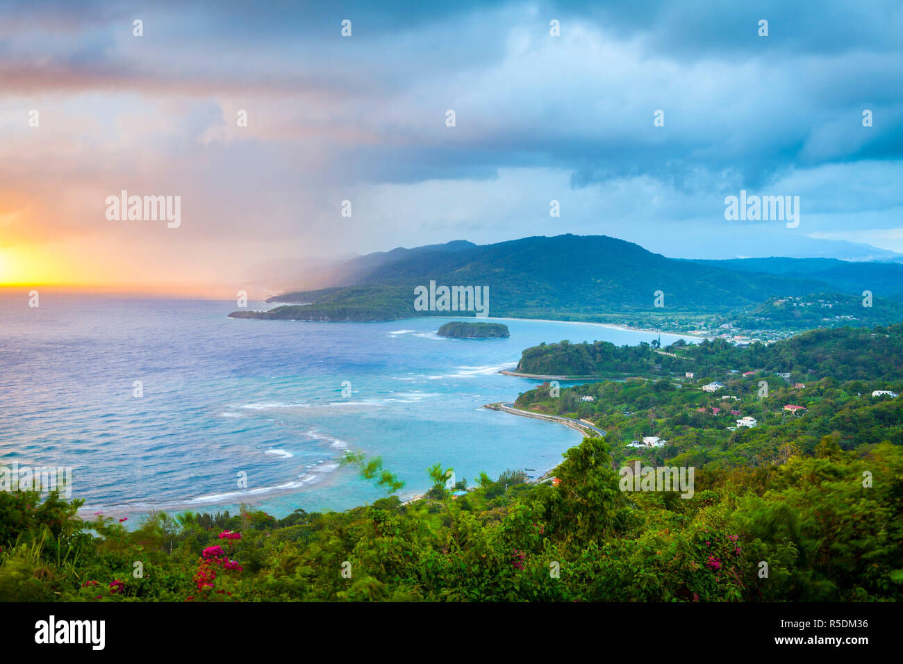 Erhöhten Blick auf dramatische Küstenlinie von Noel Feiglinge 'Firefly', Roundhill, St. Mary Parish, Jamaika, Karibik Stockfoto