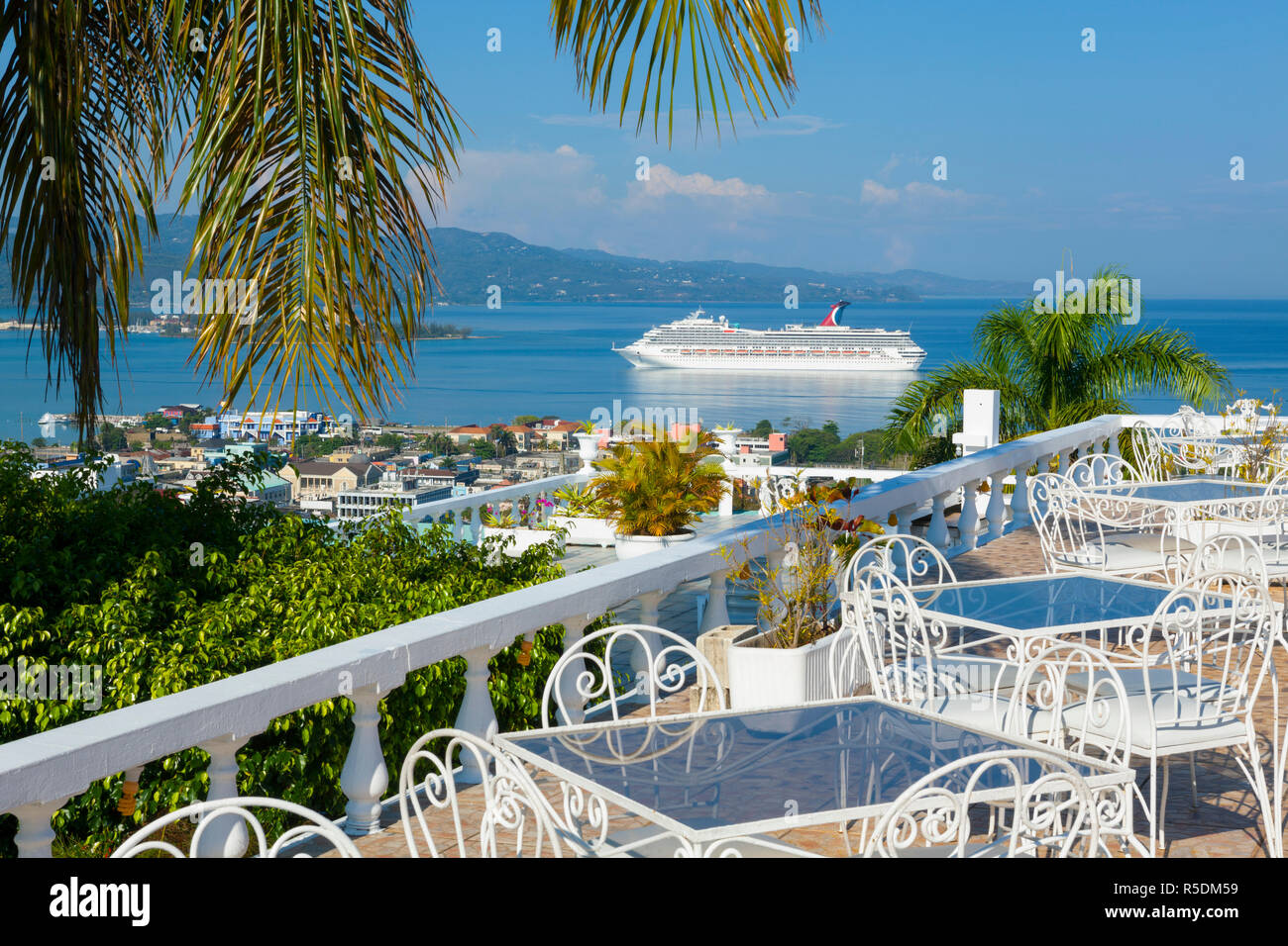 Erhöhten Blick auf Stadtzentrum & cruize Liner, Montego Bay, St. James Parish, Jamaika, Karibik Stockfoto