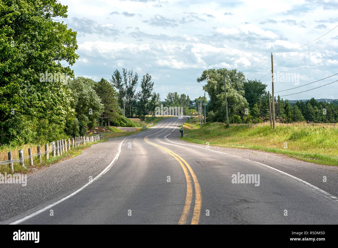 Wicklung land Straße ohne Autos oder Personen Stockfoto