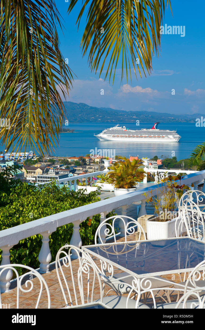 Erhöhten Blick auf Stadtzentrum & cruize Liner, Montego Bay, St. James Parish, Jamaika, Karibik Stockfoto