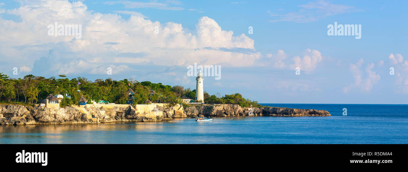 Zerklüftete Küste & Leuchtturm, West End, Negril, Westmoreland Parish, Jamaika, Karibik Stockfoto
