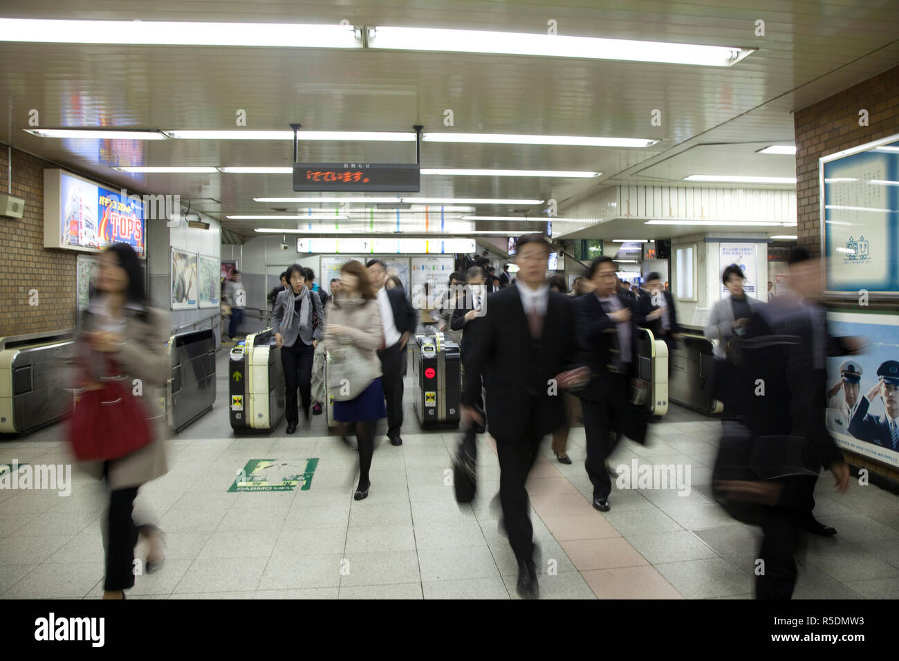Bahnhof Shimbashi, Tokio, Japan Stockfoto