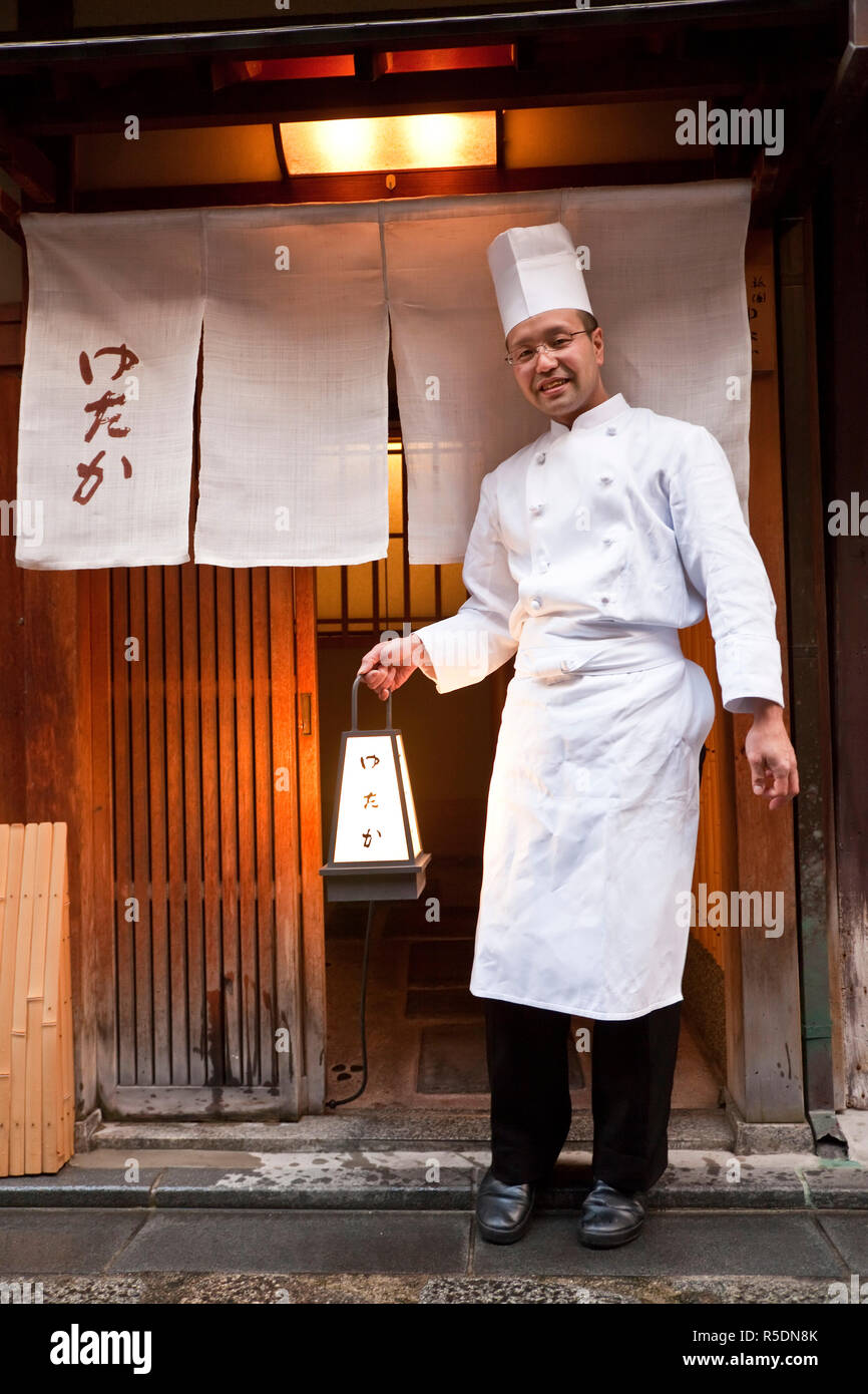 Chef am Eingang zum Restaurant, Kyoto, Japan Stockfoto