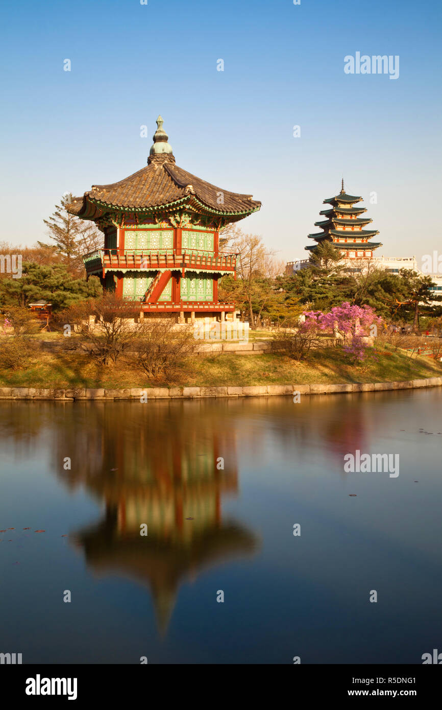 Korea, Seoul Gyeongbokgung Palast, hyangwonjeong Pavillon und National Folk Museum von Korea Stockfoto