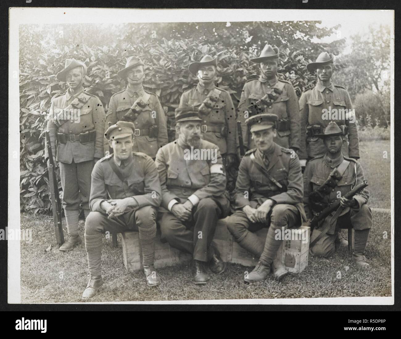 Eine Gruppe von sechs Offiziere & Männer 1/4 Gurkhas, die Auszeichnungen erhalten haben oder in der Versendungen in diesem Krieg erwähnt wurde, mit einem französischen Roten Kreuz Chirurg, war bis vor kurzem, ein Gefangener in Deutschland [Le Sart, Frankreich], 24. Juli 1915. Aufzeichnung der indischen Armee in Europa während des Ersten Weltkrieges. 20., 24. Juli 1915. Gelatine Silber gedruckt. Quelle: Foto 24 / (100). Autor: Dhaka, H. D. Stockfoto