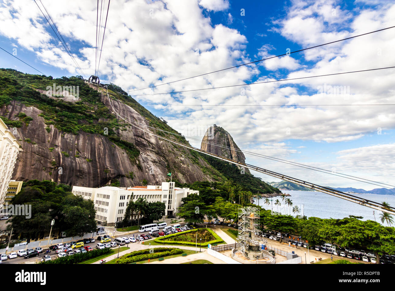 Blick auf Zuckerhut und Rio do Janeiro city, Vorstädte und Favelas, fantastische Aussicht auf die Buchten, Inseln, Strand und die Skyline der Stadt. Stockfoto